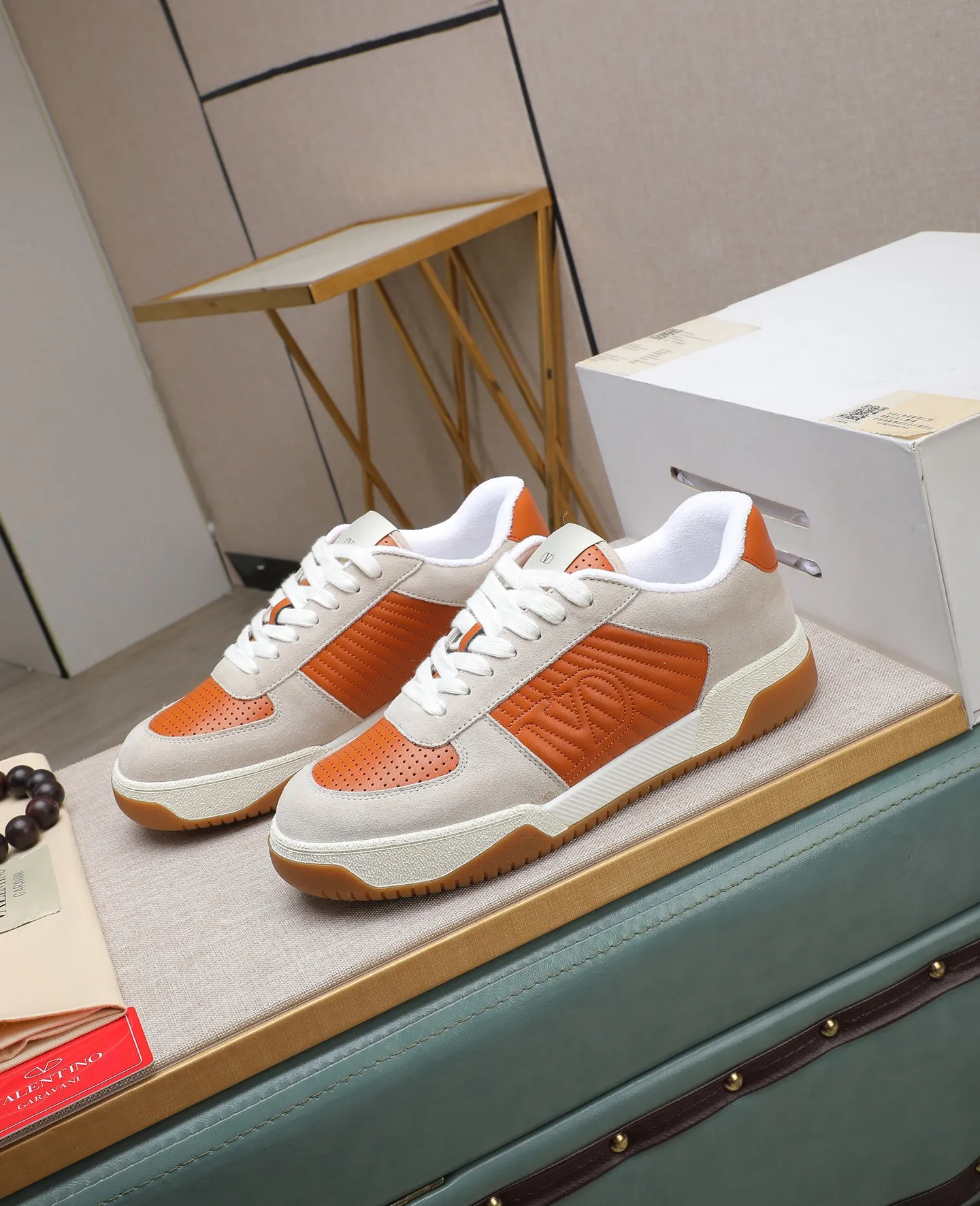 Men's shoes 💰740【Valentino】Couples model, size: Men's model 39-44 (45 customized) Valentino Valentino Couple model Joie de Jouer series Velcro Thick sole Bread shoes Couple model Casual sports shoes White shoes Original purchase and development Production Joie de Jouer series The style is simple but not out of style. The pure white base is paired with fresh green and soft beige, and the unique Velcro design highlights your personality. Every detail tells fashion and quality. Wear it, take a confident step, and start the trend journey. Delivered in exquisite packaging🛍📦 ▪️Material: Original custom imported first-layer cowhide ▪️Inner lining: Original custom made soft sheepskin lining ▪️Outsole: Original open-molded non-slip TPU material ▪️Sole thickness: 3.5CM